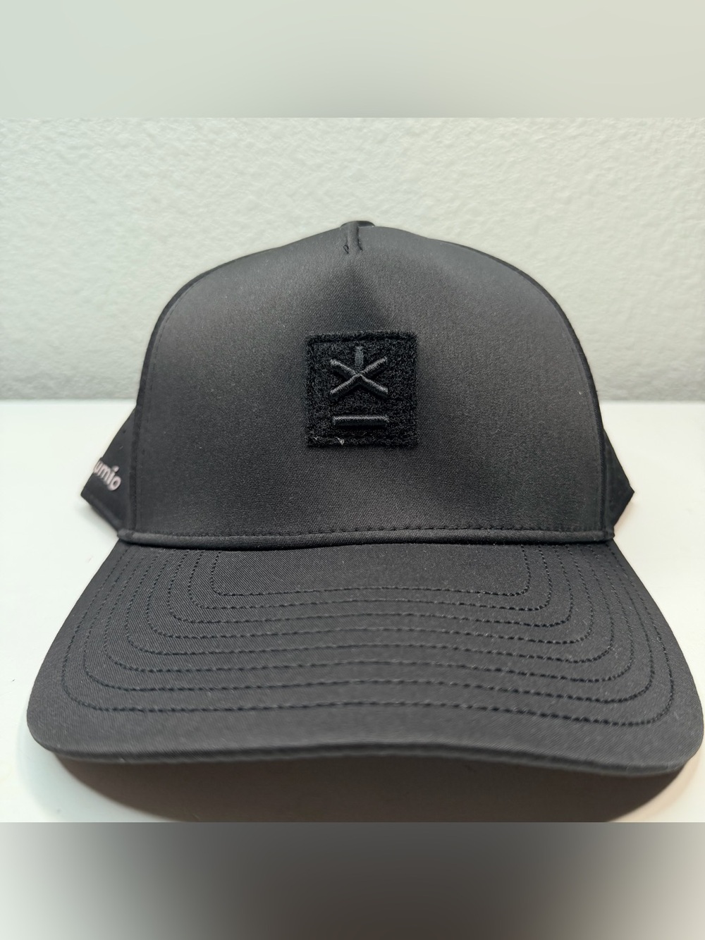 LUMIO Men’s Black Lightweight Performance Snapback Golf Hat Cap